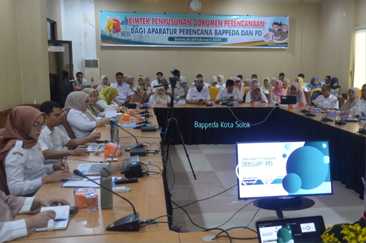 Kepala Bappeda Kota Solok Desmon membuka Bimtek Penyusunan RPJMD dan Renstra (Rencana Strategis)